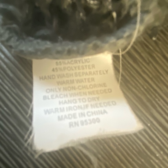 Dark grey infinity scarf adorne with sequins. - Picture 3 of 3